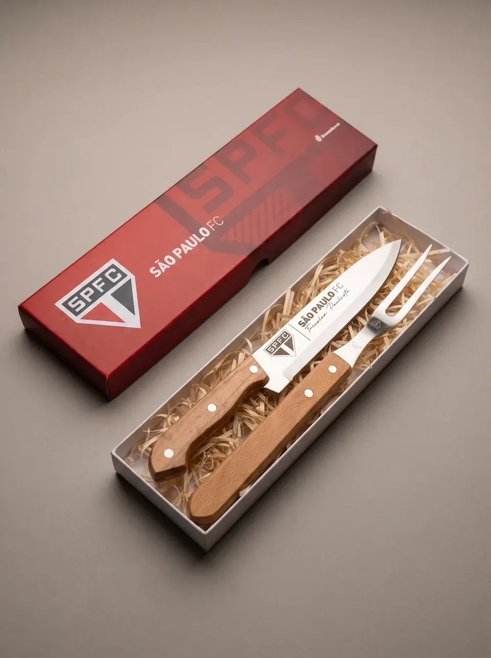 Kit de duas peças em caixa personalizada, com escudo de time gravado nas lâminas.